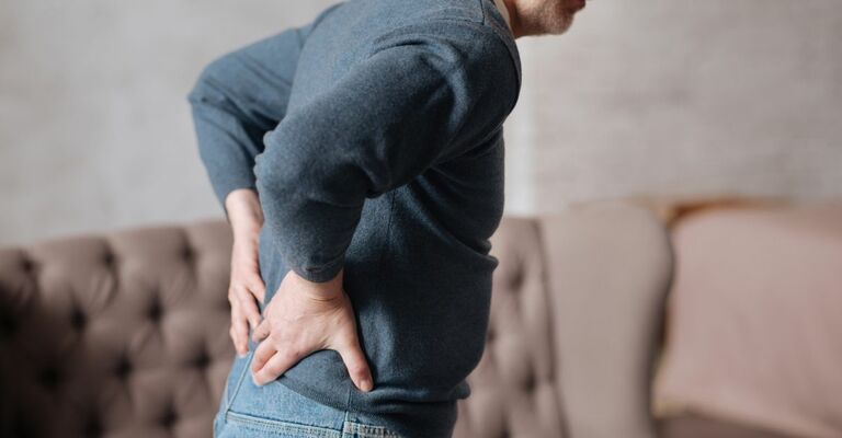 un uomo ha mal di schiena