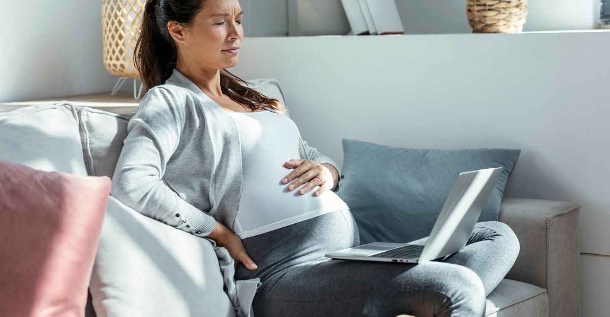 Donna incinta seduta sul divano