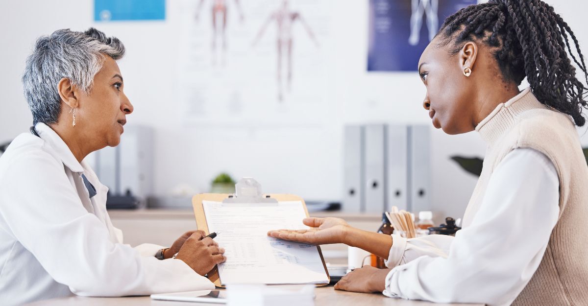 donna che parla con la dottoressa nello studio