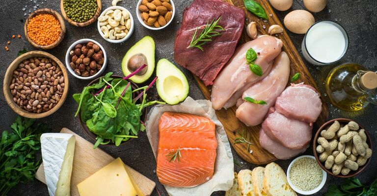 tavola-con-avocado-carne-uova-altre-proteine