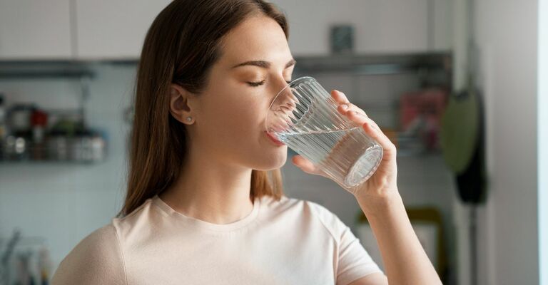 una ragazza beve acqua