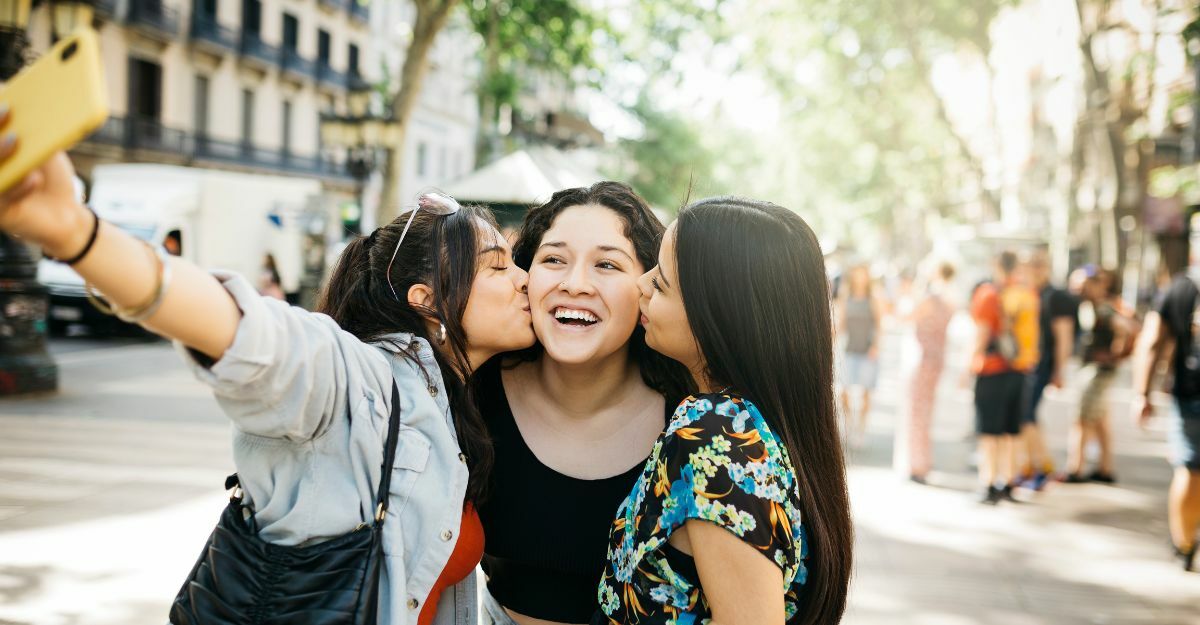 ragazze che fanno una foto insieme