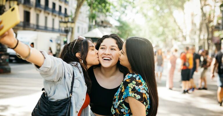 ragazze che fanno una foto insieme