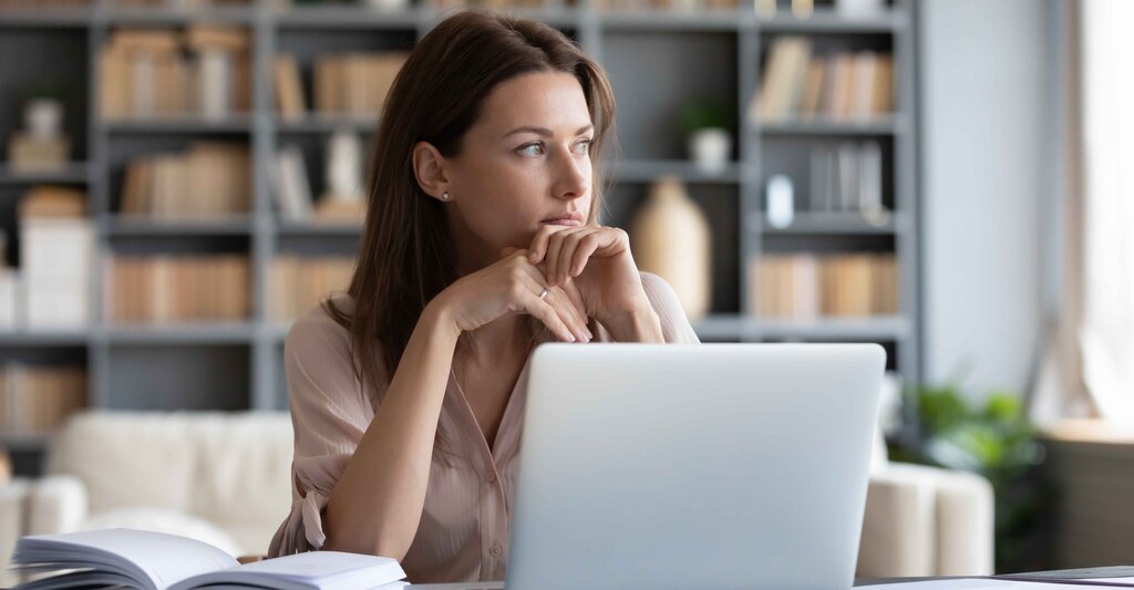 Ragazza seduta davanti al computer che lavora