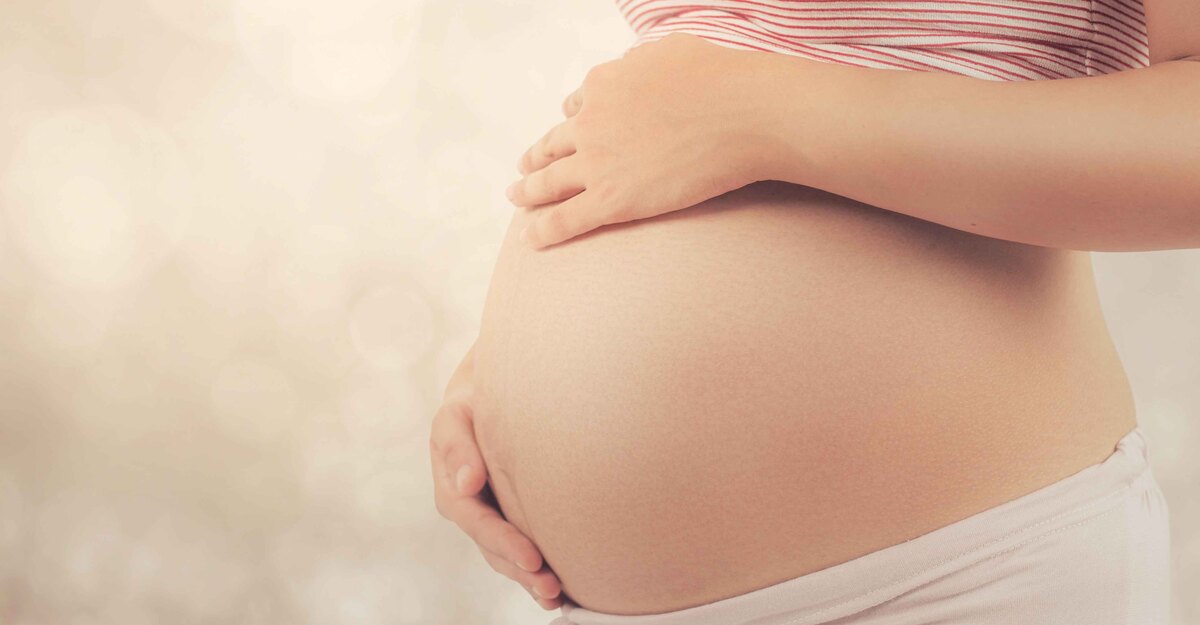 Donna incinta mostra il pancione