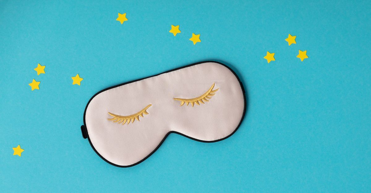 mascherina-per-dormire-su-sfondo-azzurro-con-stelline