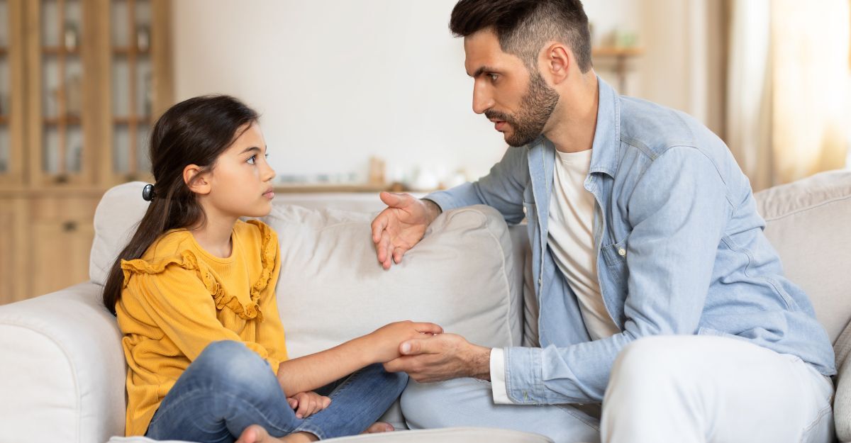 bambina con papà sul divano che parlano