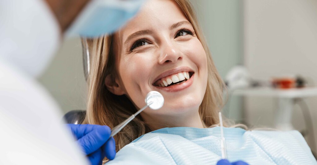 Ragazza dal dentista sorridente
