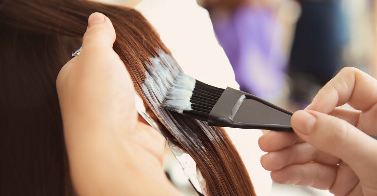 Ragazza che si fa applicare una tintura per capelli
