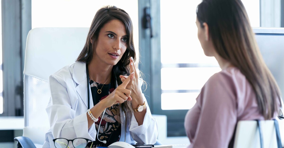 Donna parla con la ginecologa