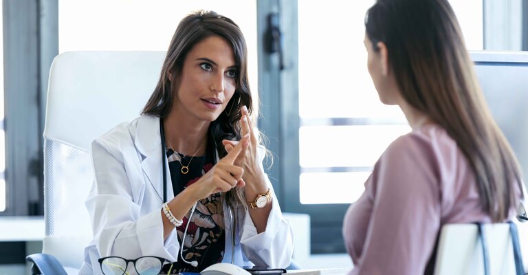 Donna parla con la ginecologa