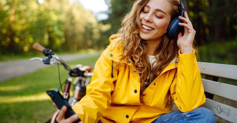 ragazza ascolta la musica con le cuffie