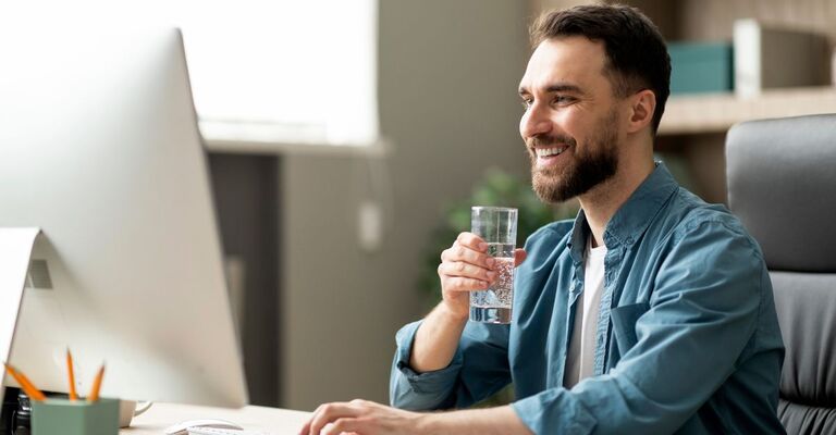 ragazzo beve acqua in ufficio