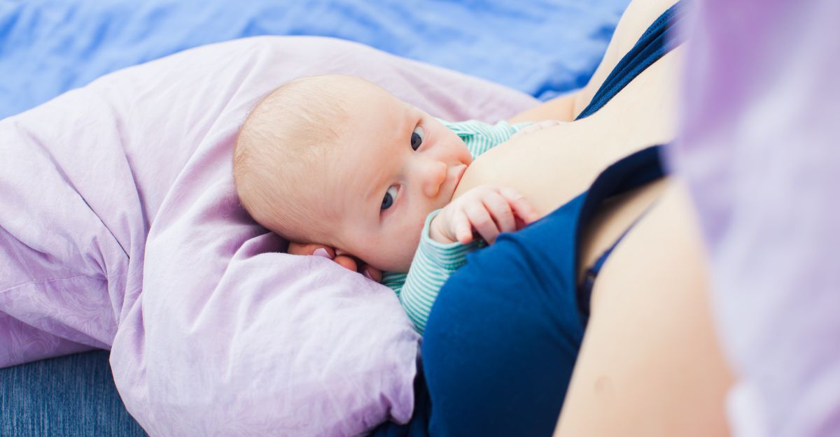 mamma che allatta il bambino