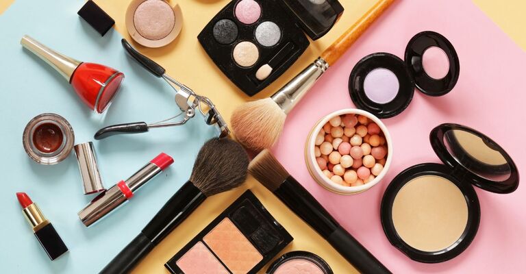 diversi-palette-pennelli-per-il-trucco-viso
