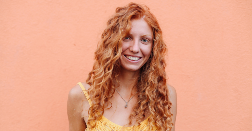 ragazza-sorridente-con-capelli-rossi-e-lentiggini