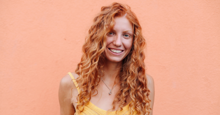 ragazza-sorridente-con-capelli-rossi-e-lentiggini