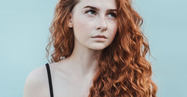 ragazza-con-capelli-ramati-occhi-castani