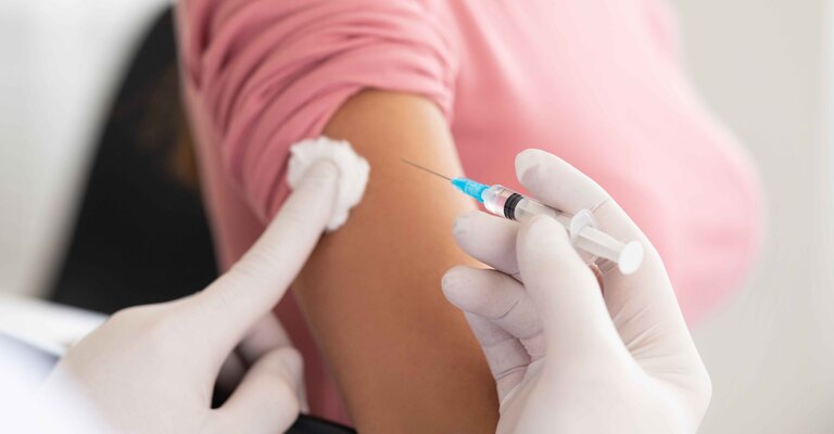 Medico con siringa in mano si appresta a vaccinare un paziente