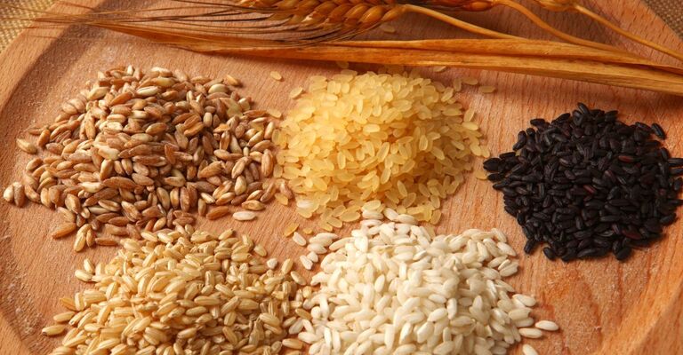 riso di diverse qualità sul tavolo