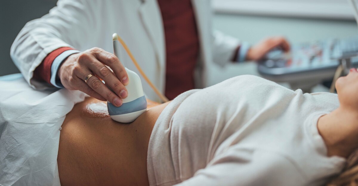 Donna esegue una ecografia dal ginecologo