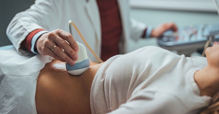 Donna esegue una ecografia dal ginecologo