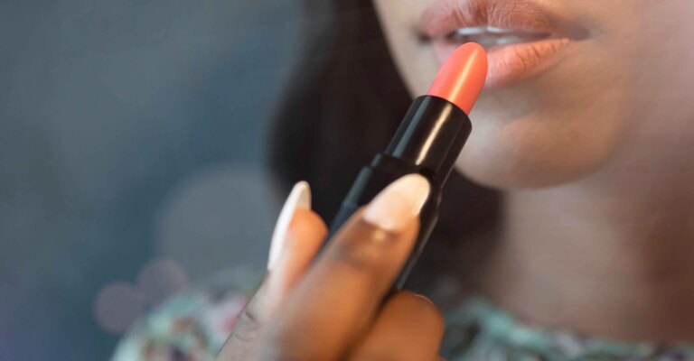 Donna si applica il rossetto