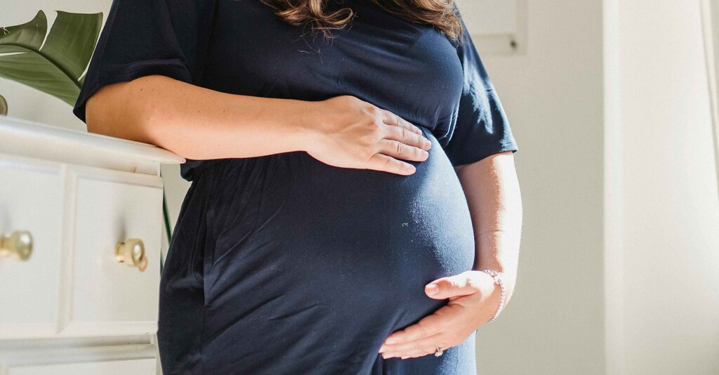 Donna incinta si tiene il pancione