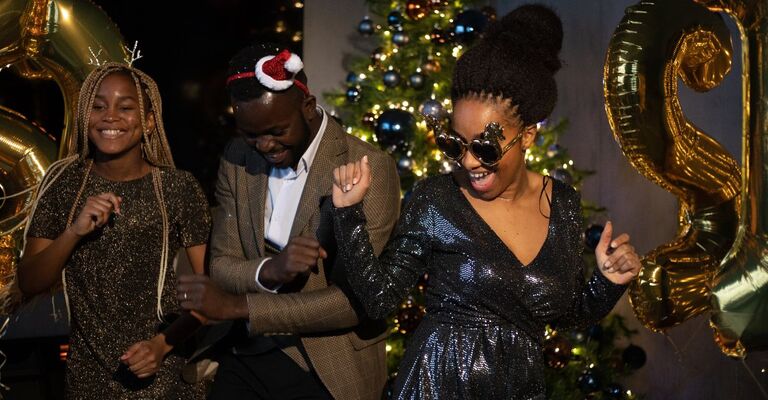 ragazzi festeggiano il capodanno