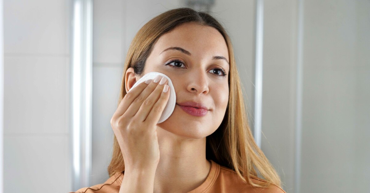 Donna che si strucca