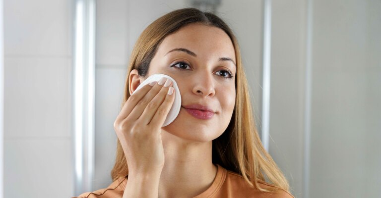 Donna che si strucca