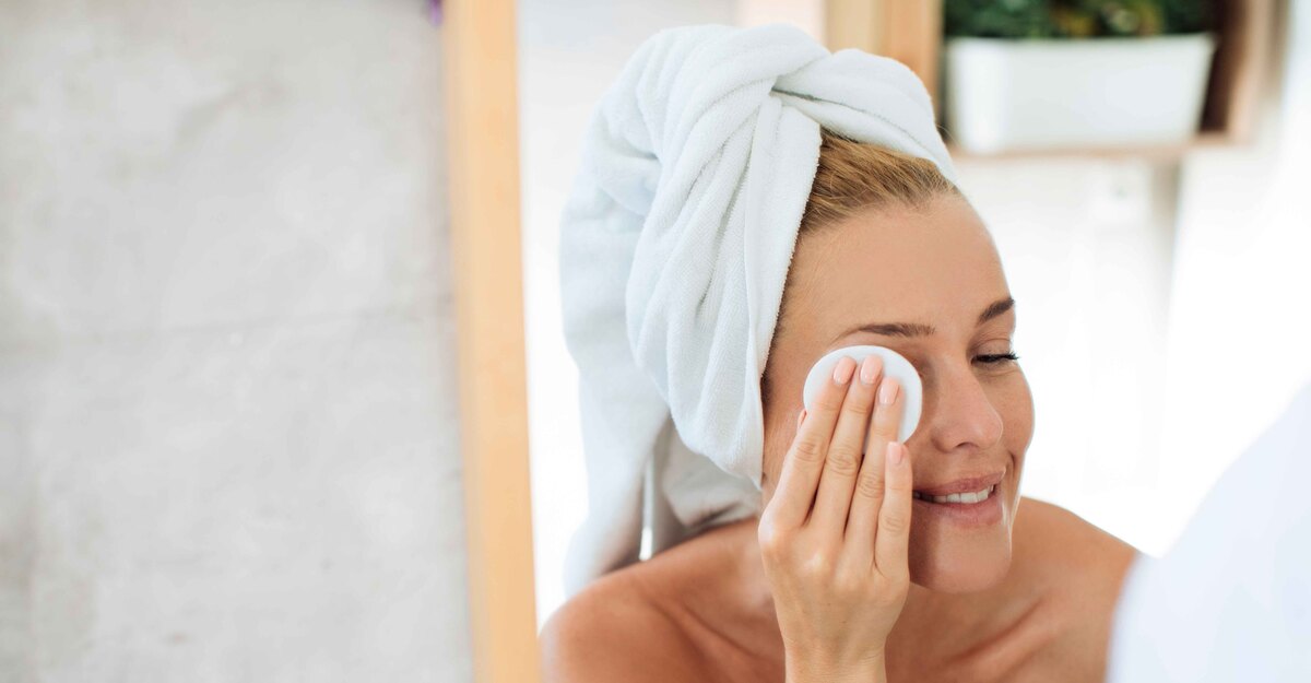 Donna che si strucca