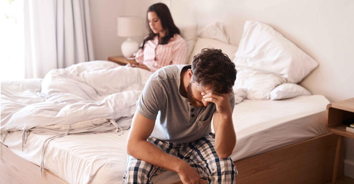 Uomo e donna a letto tristi