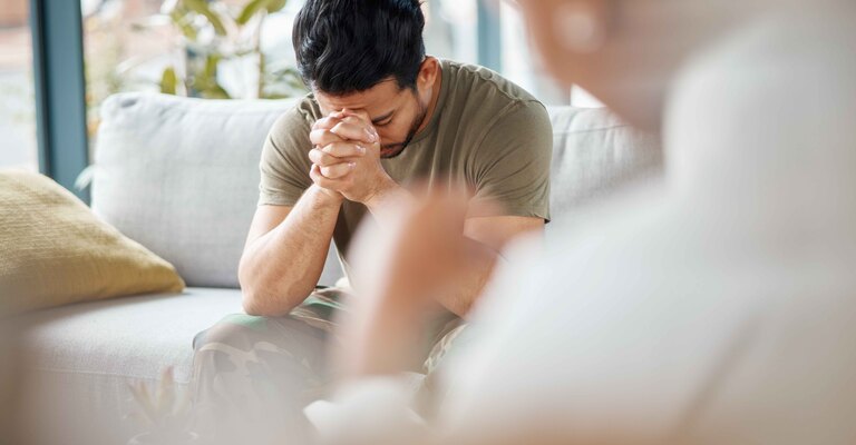 Uomo parla con psicologa