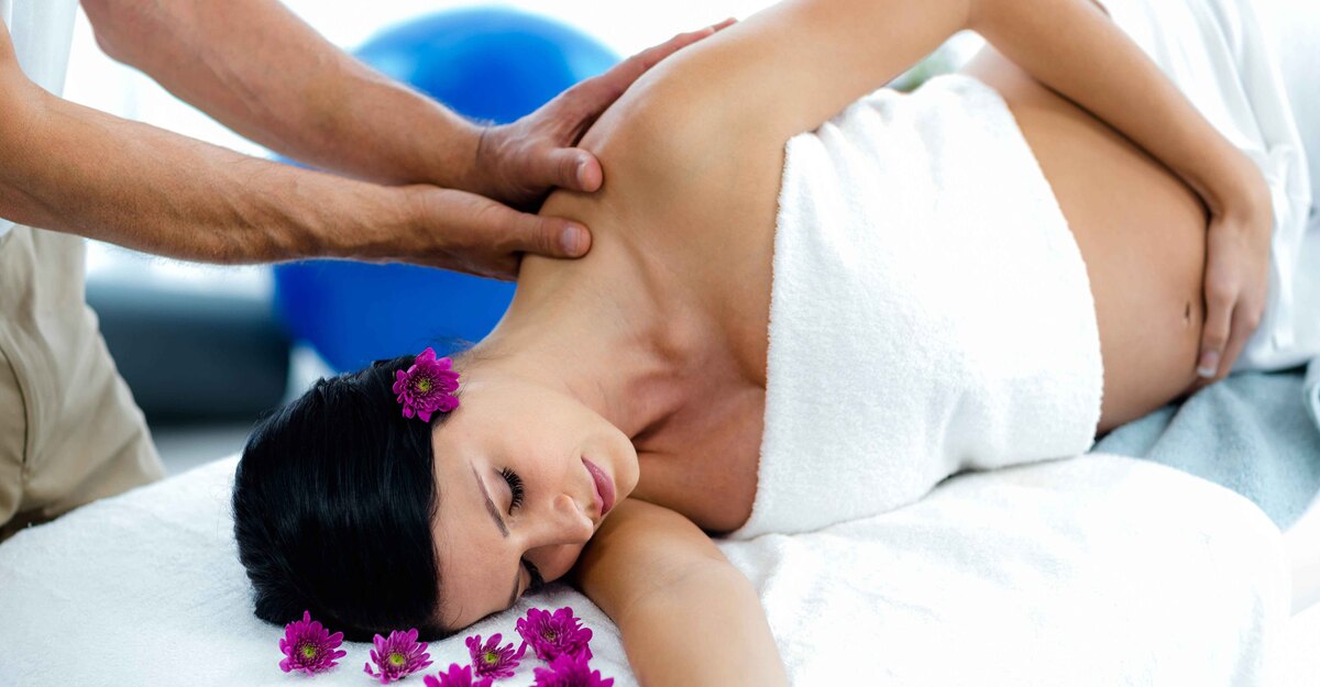 Donna si fa fare un massaggio al pancione 