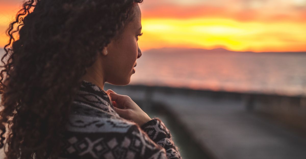 ragazza che pensa guardando il cielo