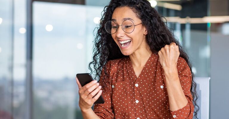 ragazza che sorride di gioia
