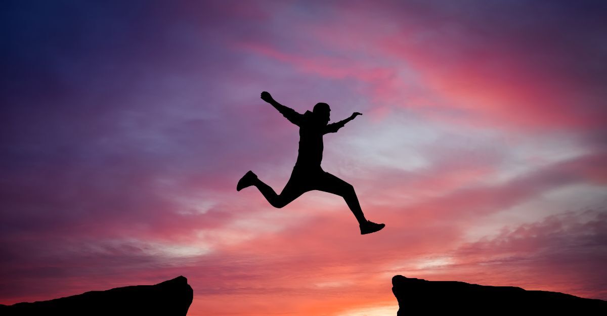 uomo-che-salta-nel-vuoto-da-una-montagna