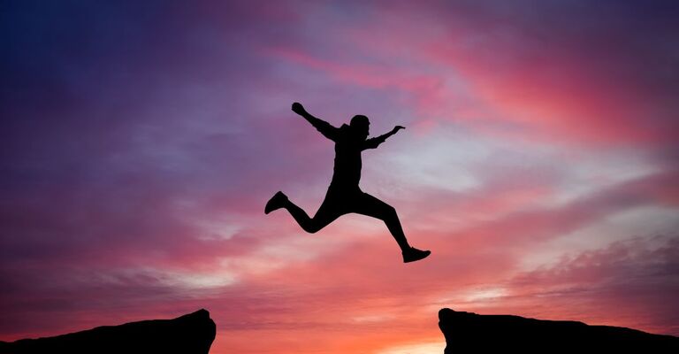 uomo-che-salta-nel-vuoto-da-una-montagna