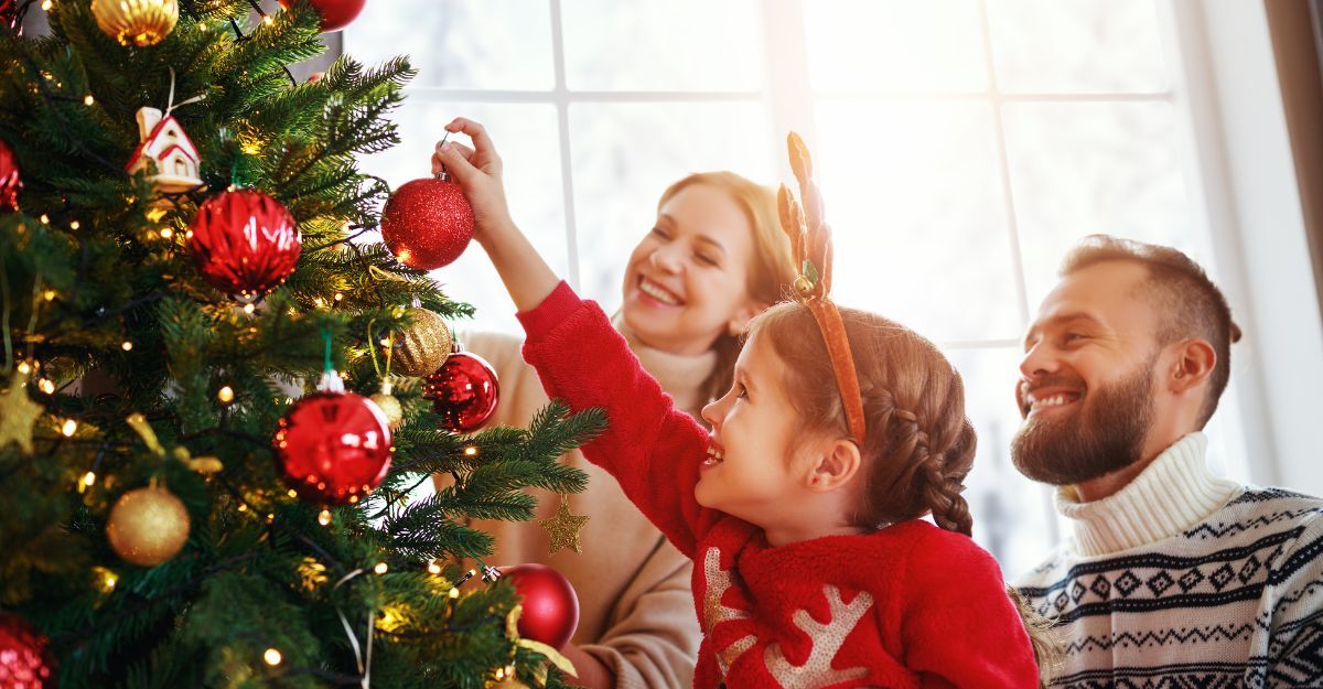 famiglia intorno all'albero di natale
