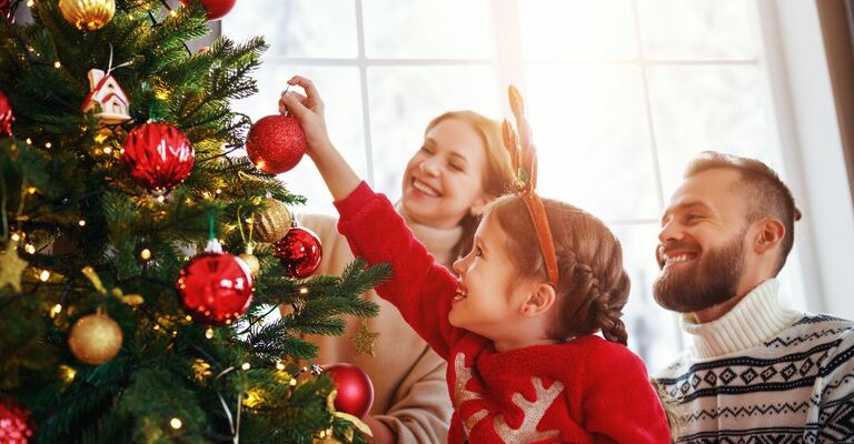 famiglia intorno all'albero di natale