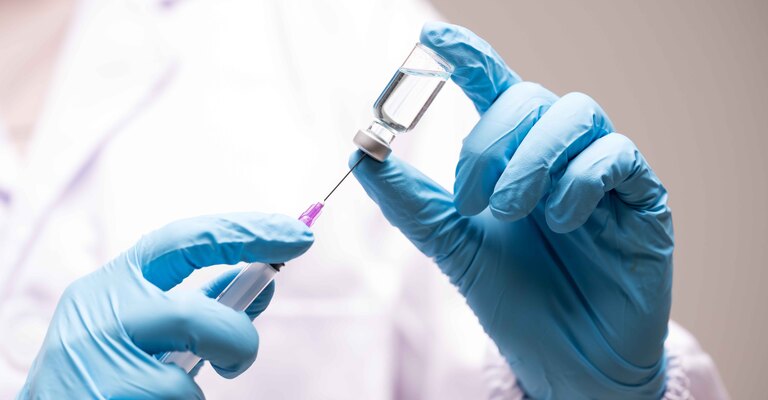 Medico preleva il vaccino con una siringa