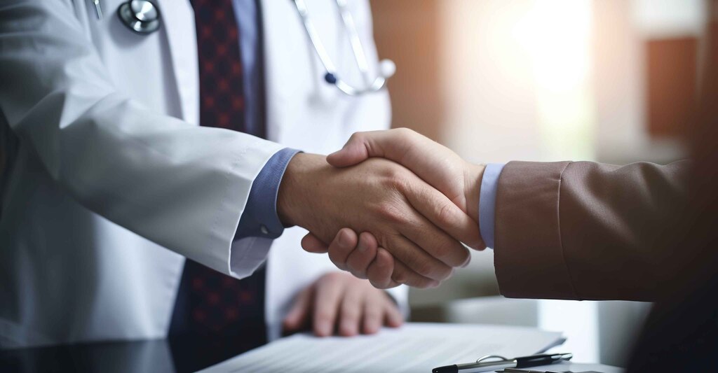 Uomo stringe la mano al medico