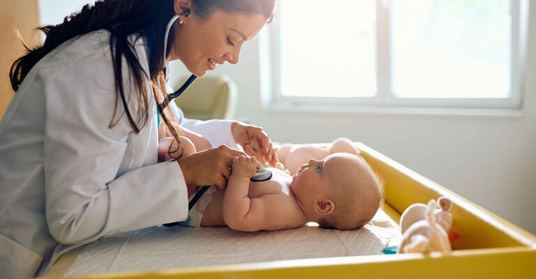 Un neonato viene visitato dal pediatra