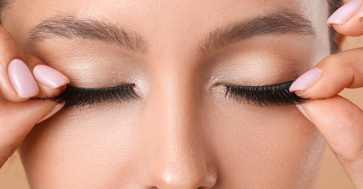 Donna si mette le ciglia finte