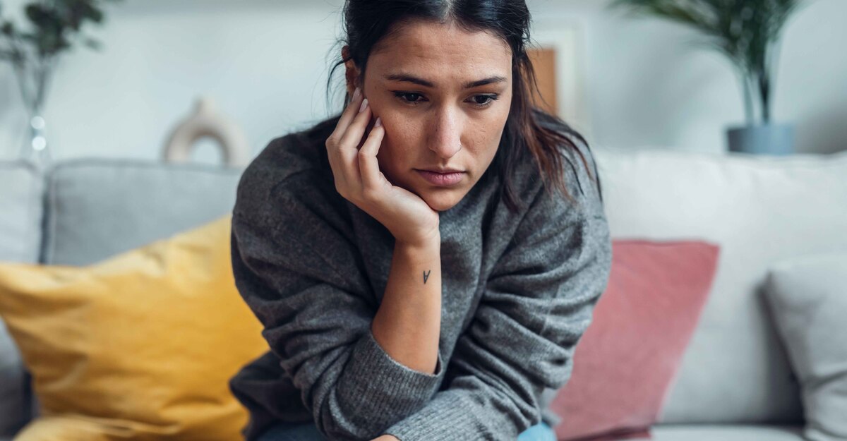 Ragazza triste che si sente sola