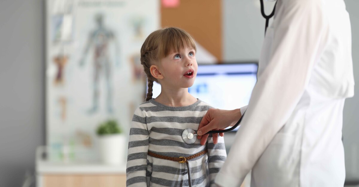 Bambina si fa visitare dalla pediatra