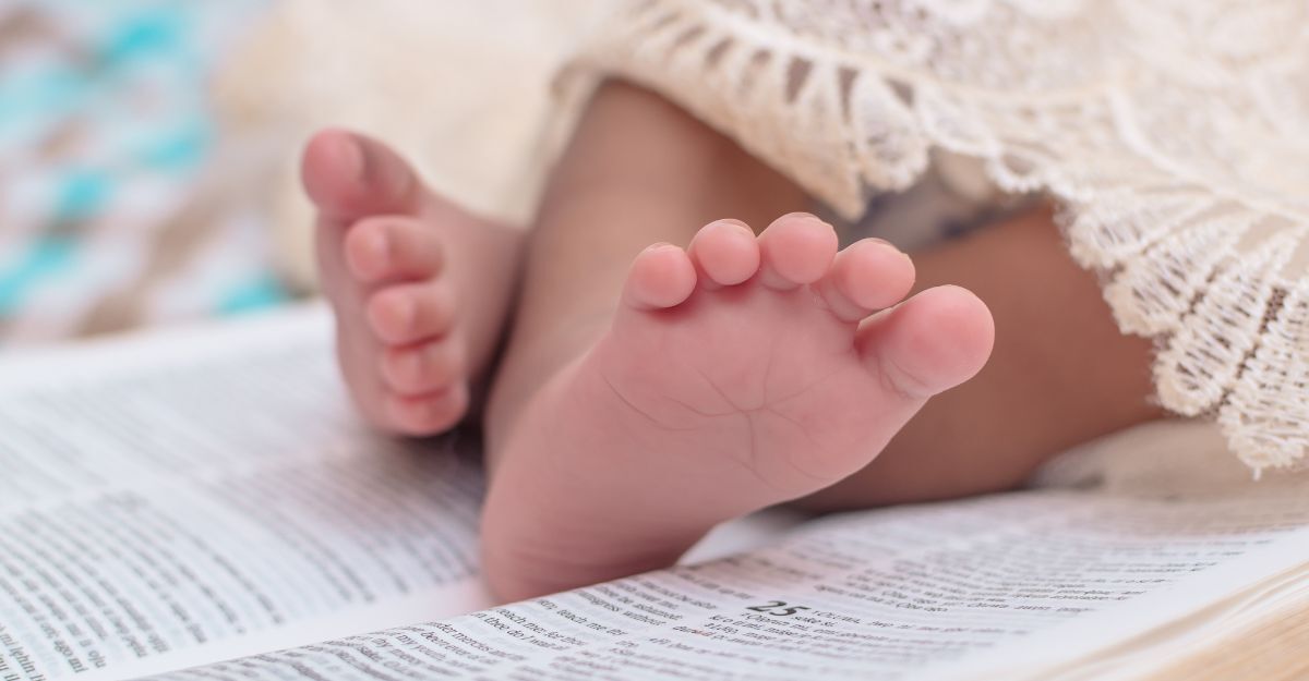 piedini di una neonata sopra ad un libro