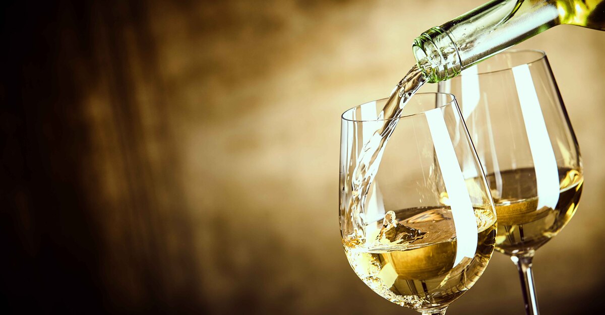 Del vino bianco versato in un bicchiere