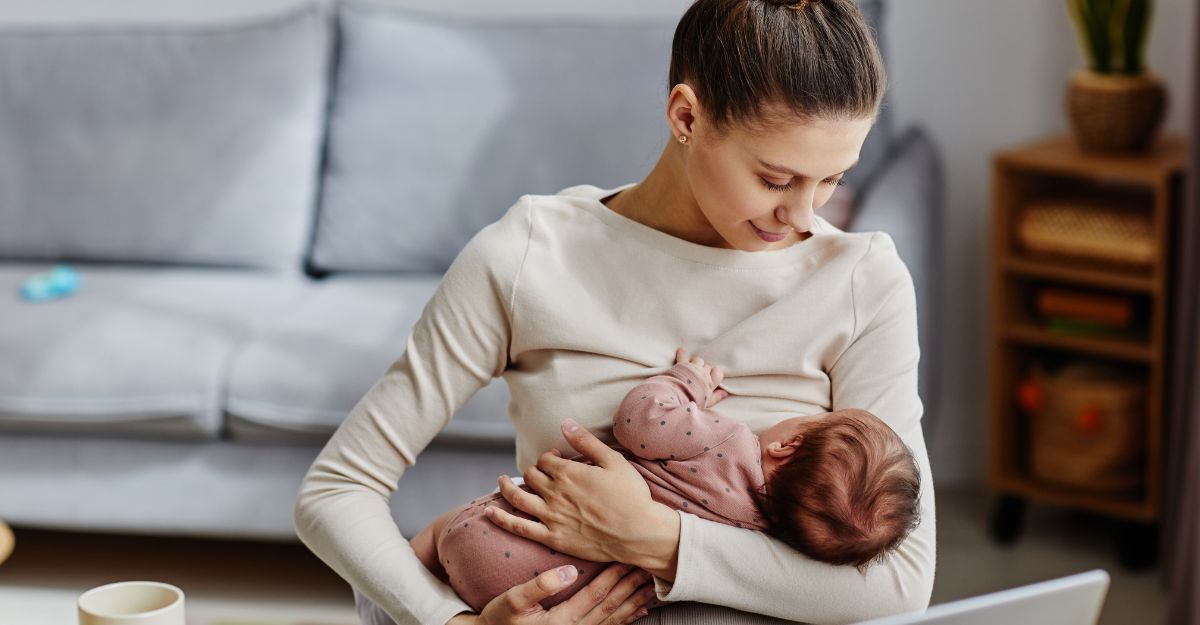 mamma allatta bambino